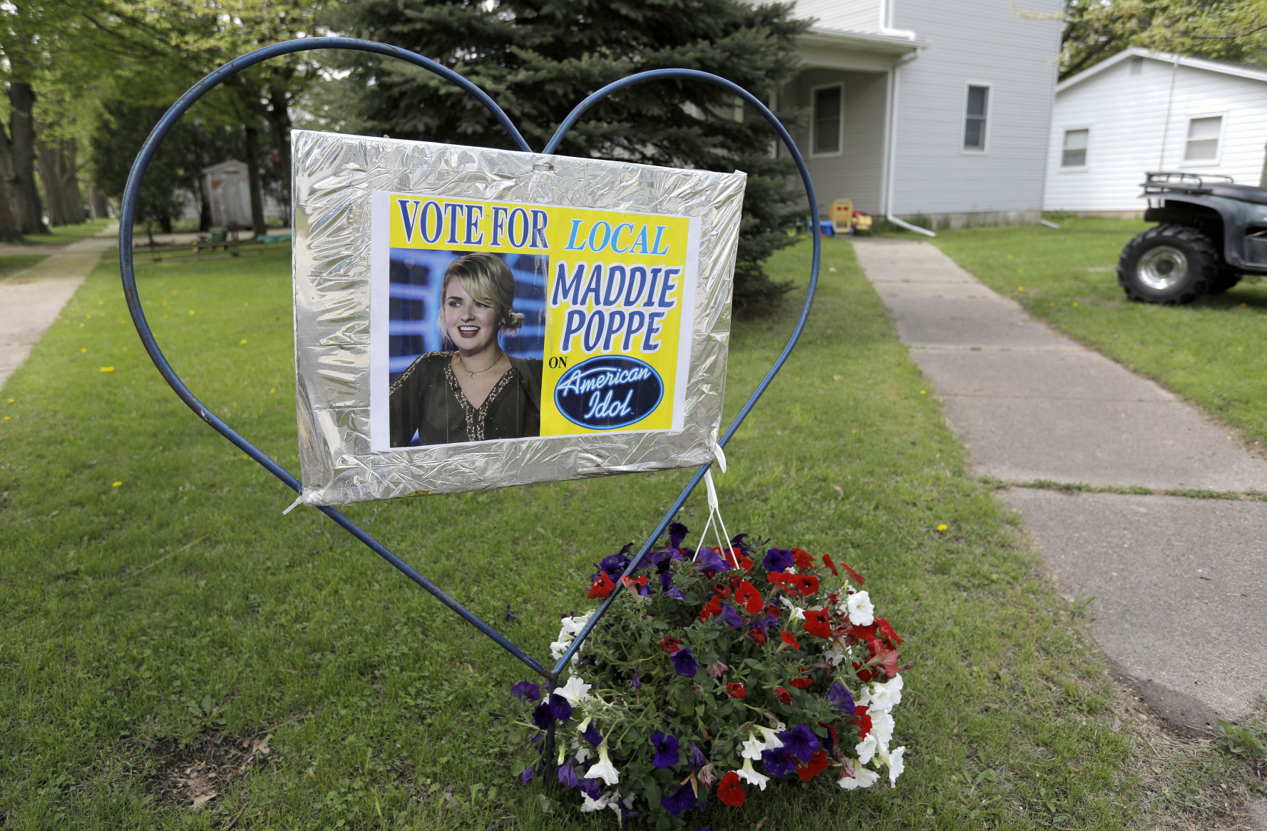 051418mp-Maddie-Poppe-signs-Clarksville-4